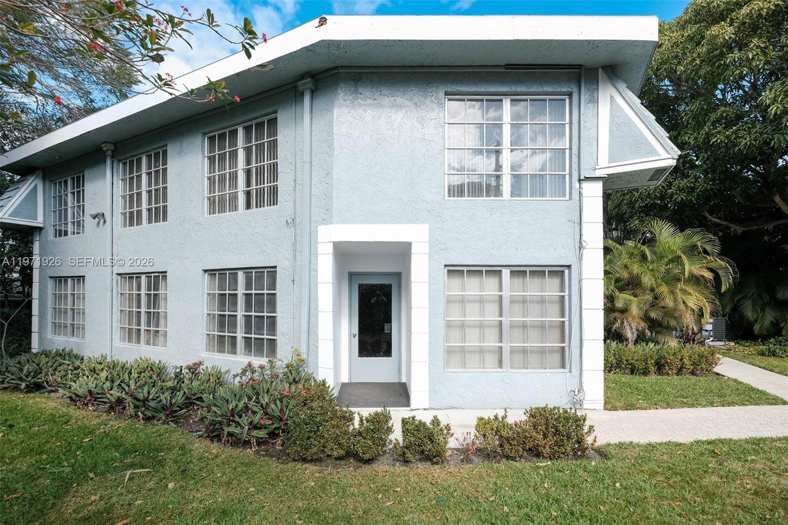   /   кв.футов $ 2026-02-25 0 Фото