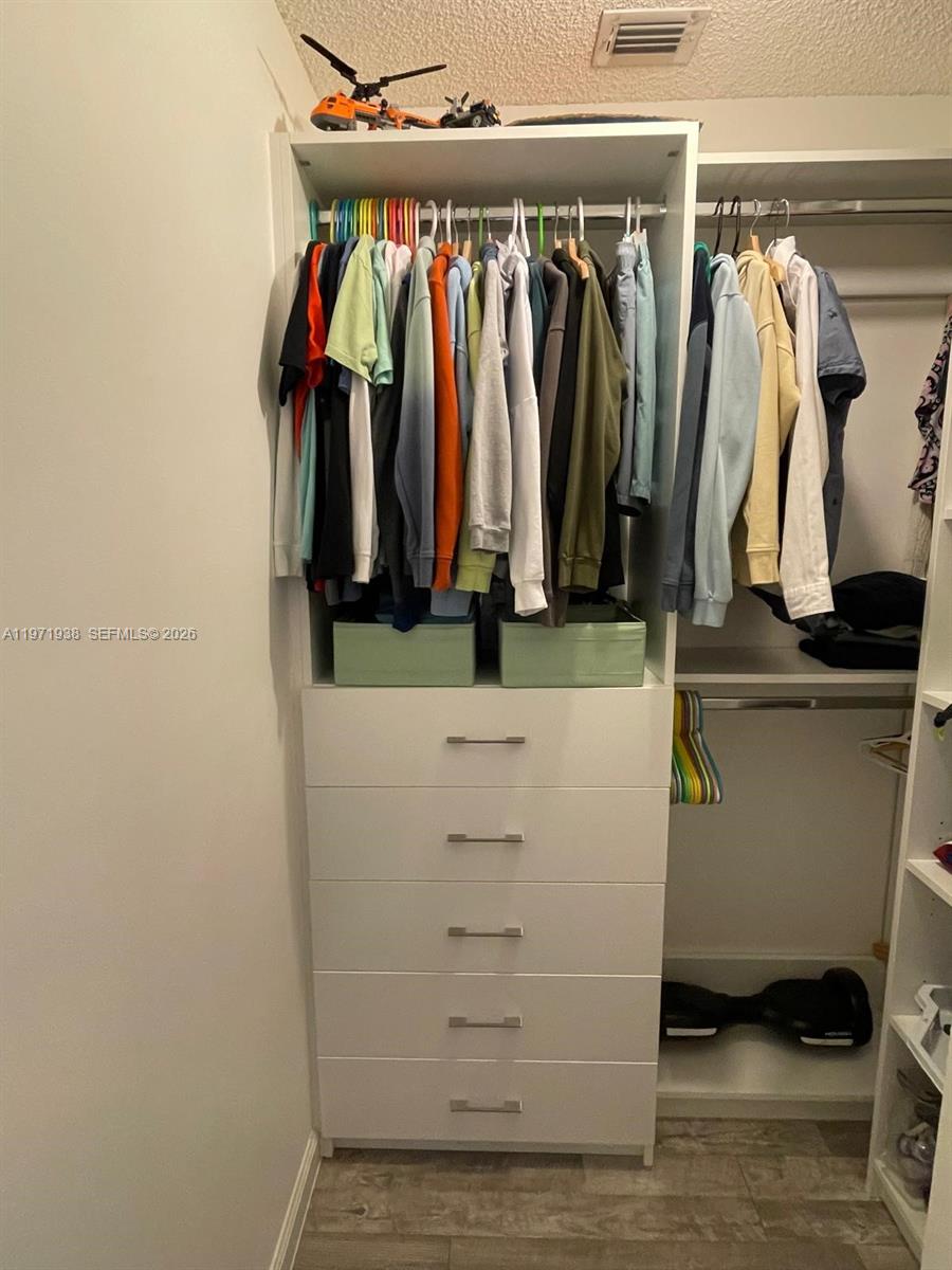 Подробнее 10803 2 / 3 1190 кв.футов $ 2026-02-25 0 Фото