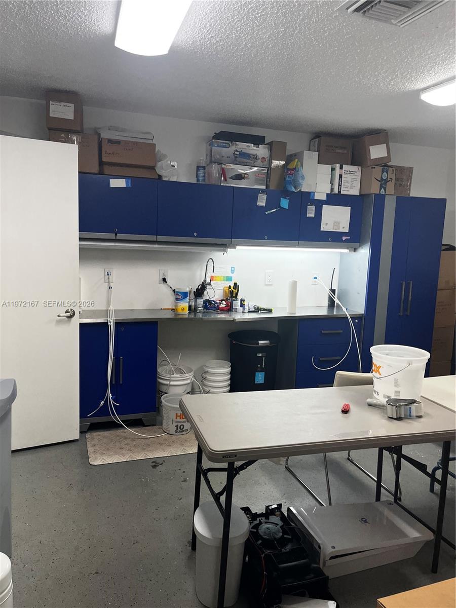 12053  /   кв.футов $ 2026-02-25 0 Фото