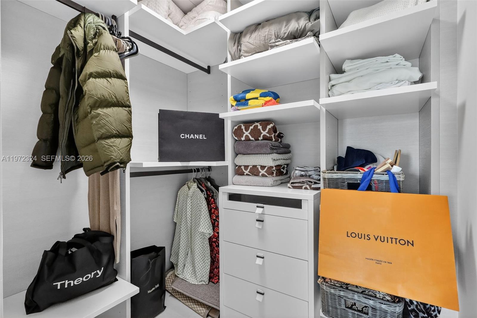 Подробнее 4-804 3 / 3 1541 кв.футов $ 2026-02-25 0 Фото