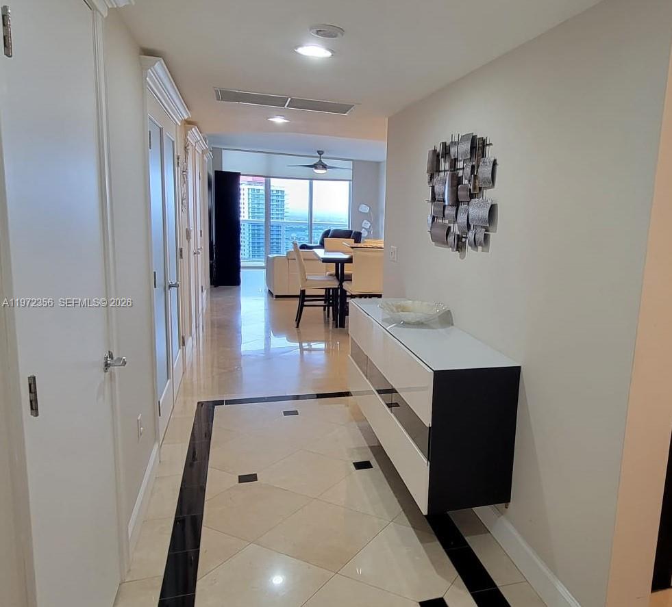 3007 3 / 3 1571 sq. ft. $ 2026-03-24 0 foto