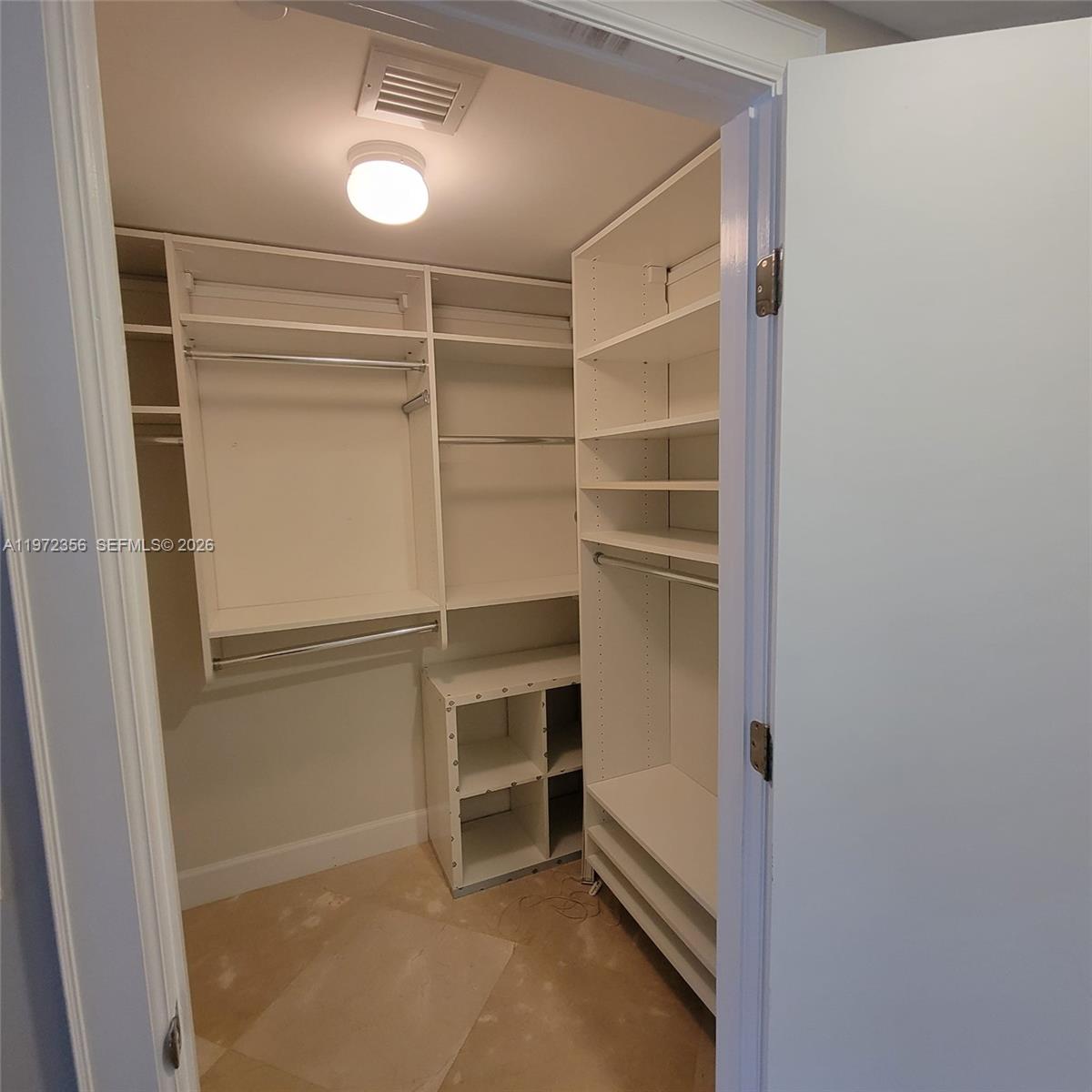 3007 3 / 3 1571 sq. ft. $ 2026-03-24 0 foto