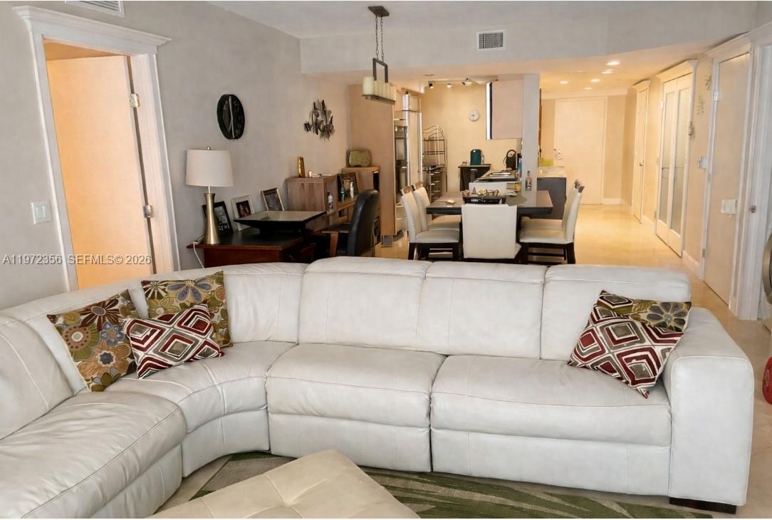 3007 3 / 3 1571 sq. ft. $ 2026-03-24 0 foto