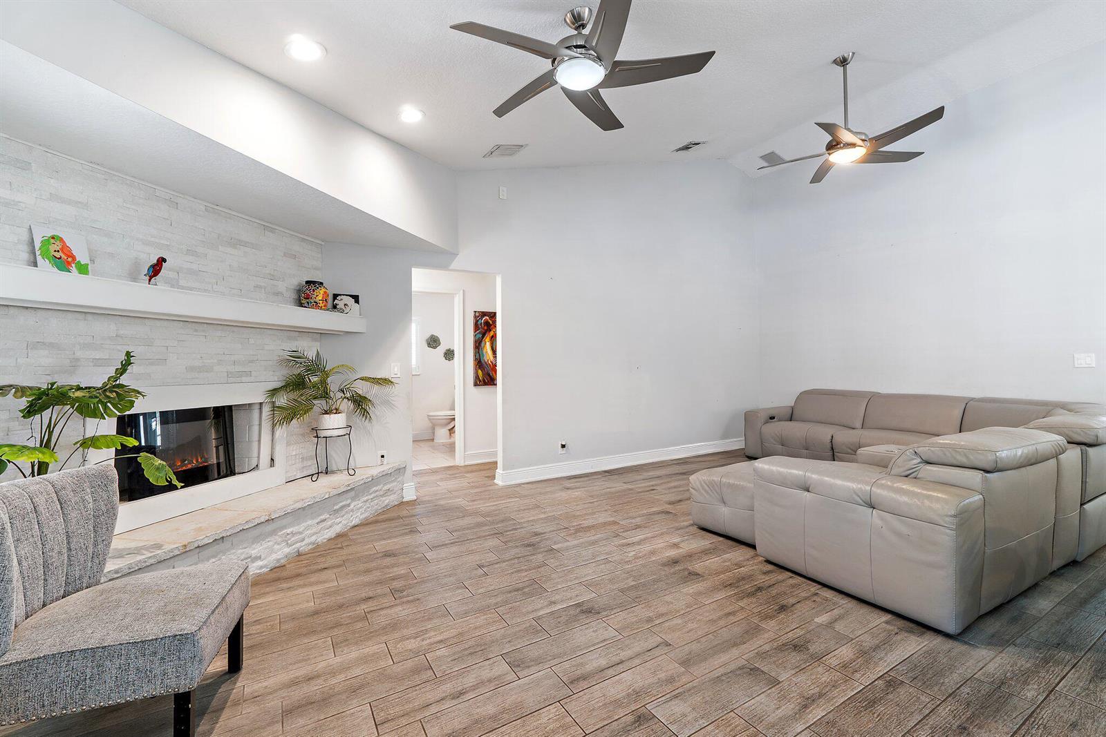 Ver detalles 13033 3 / 2 2374 sq. ft. $ 2026-06-09 0 foto