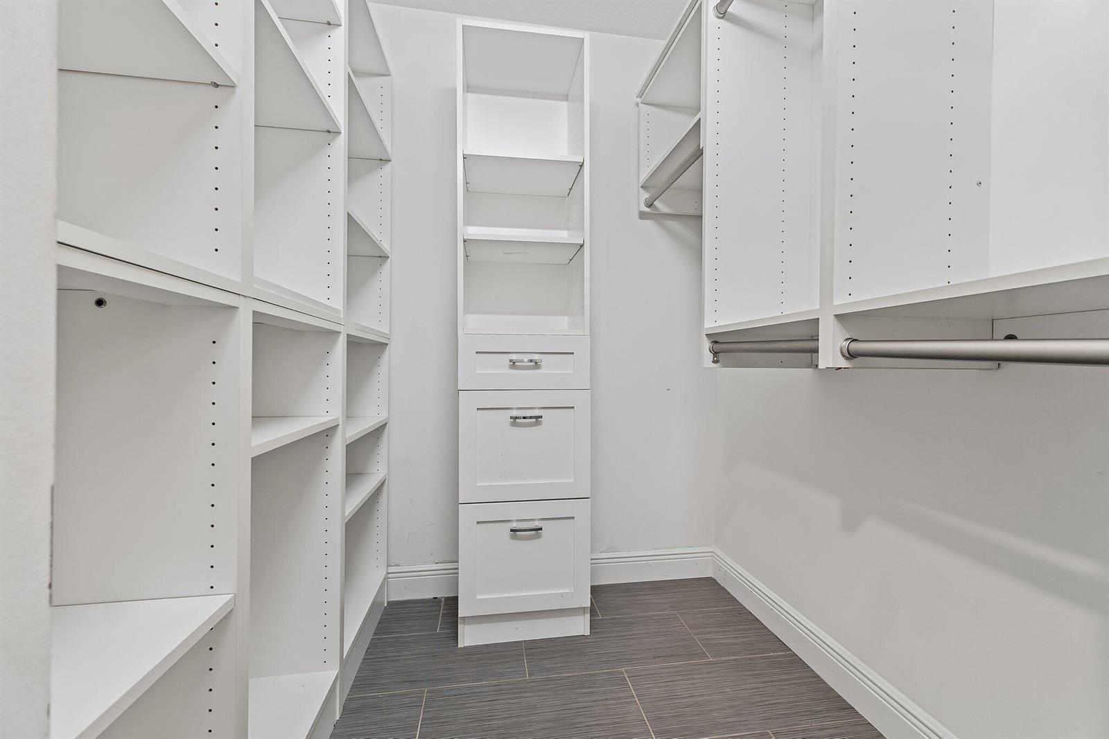Ver detalles 13033 3 / 2 2374 sq. ft. $ 2026-06-09 0 foto