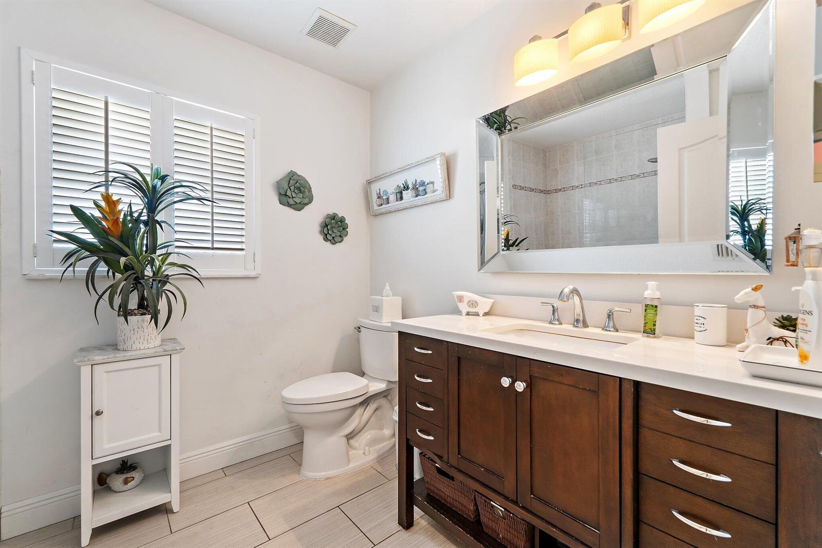Ver detalles 13033 3 / 2 2374 sq. ft. $ 2026-06-09 0 foto