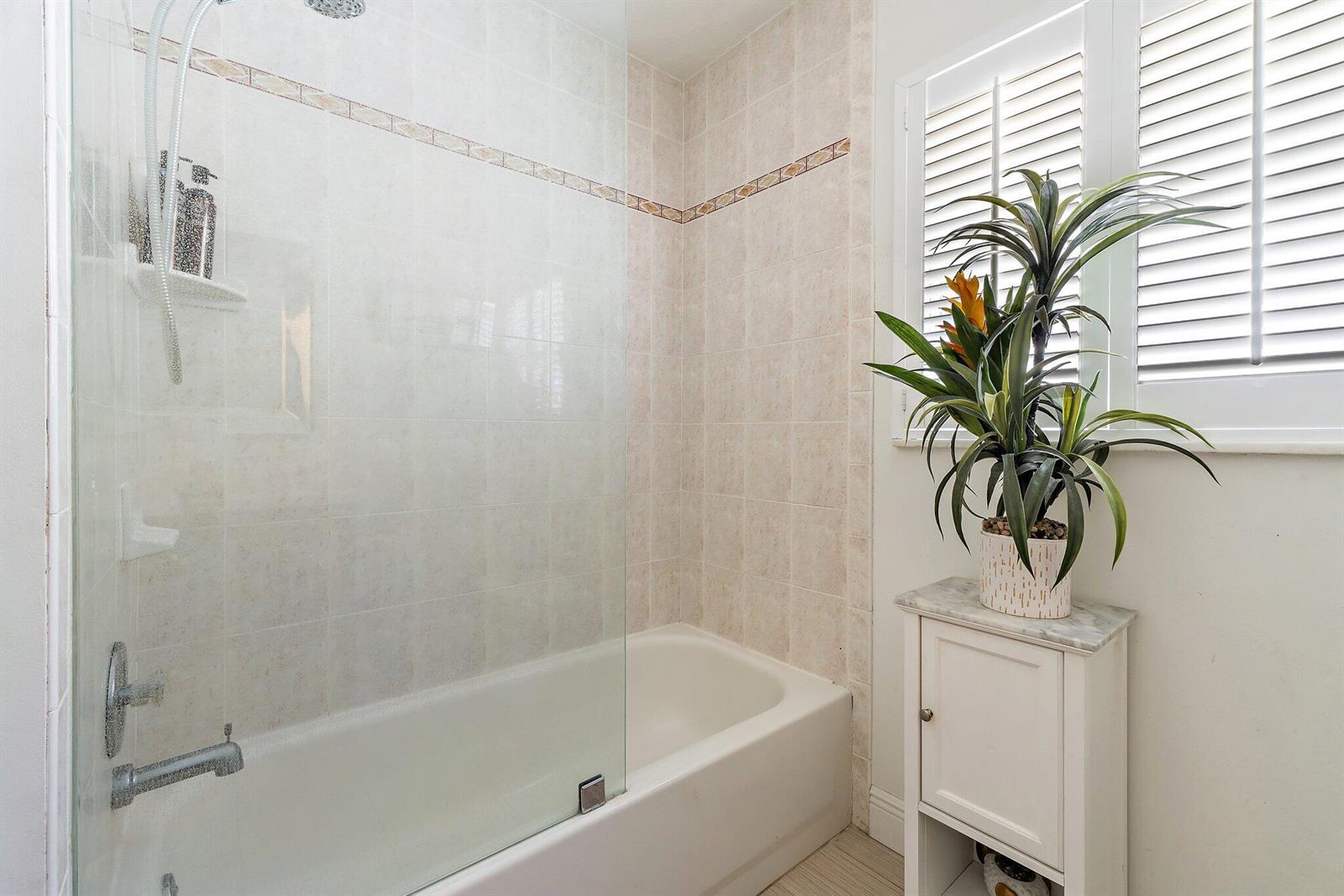 Ver detalles 13033 3 / 2 2374 sq. ft. $ 2026-06-09 0 foto