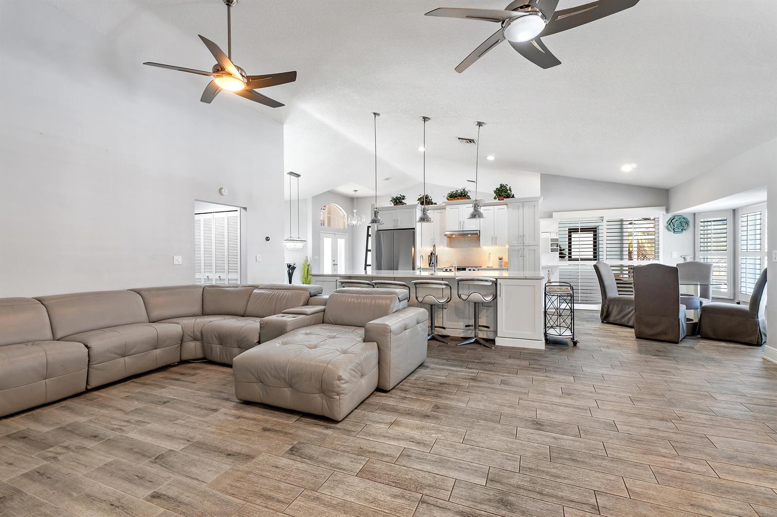 Ver detalles 13033 3 / 2 2374 sq. ft. $ 2026-06-09 0 foto