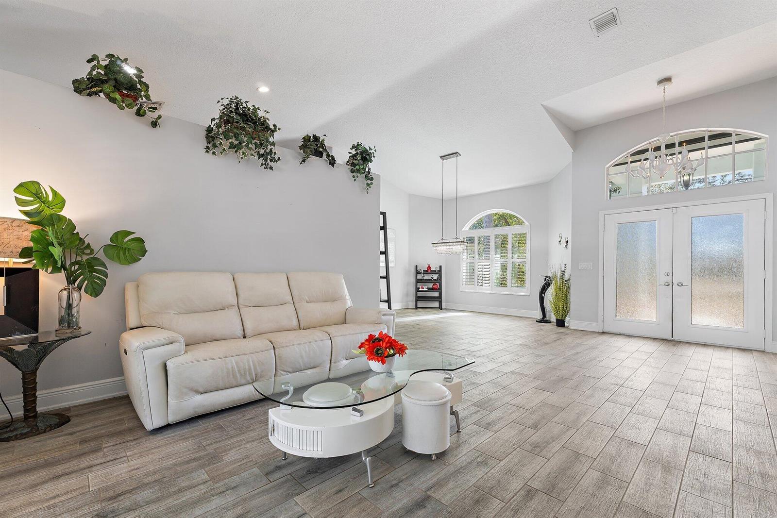 Ver detalles 13033 3 / 2 2374 sq. ft. $ 2026-06-09 0 foto