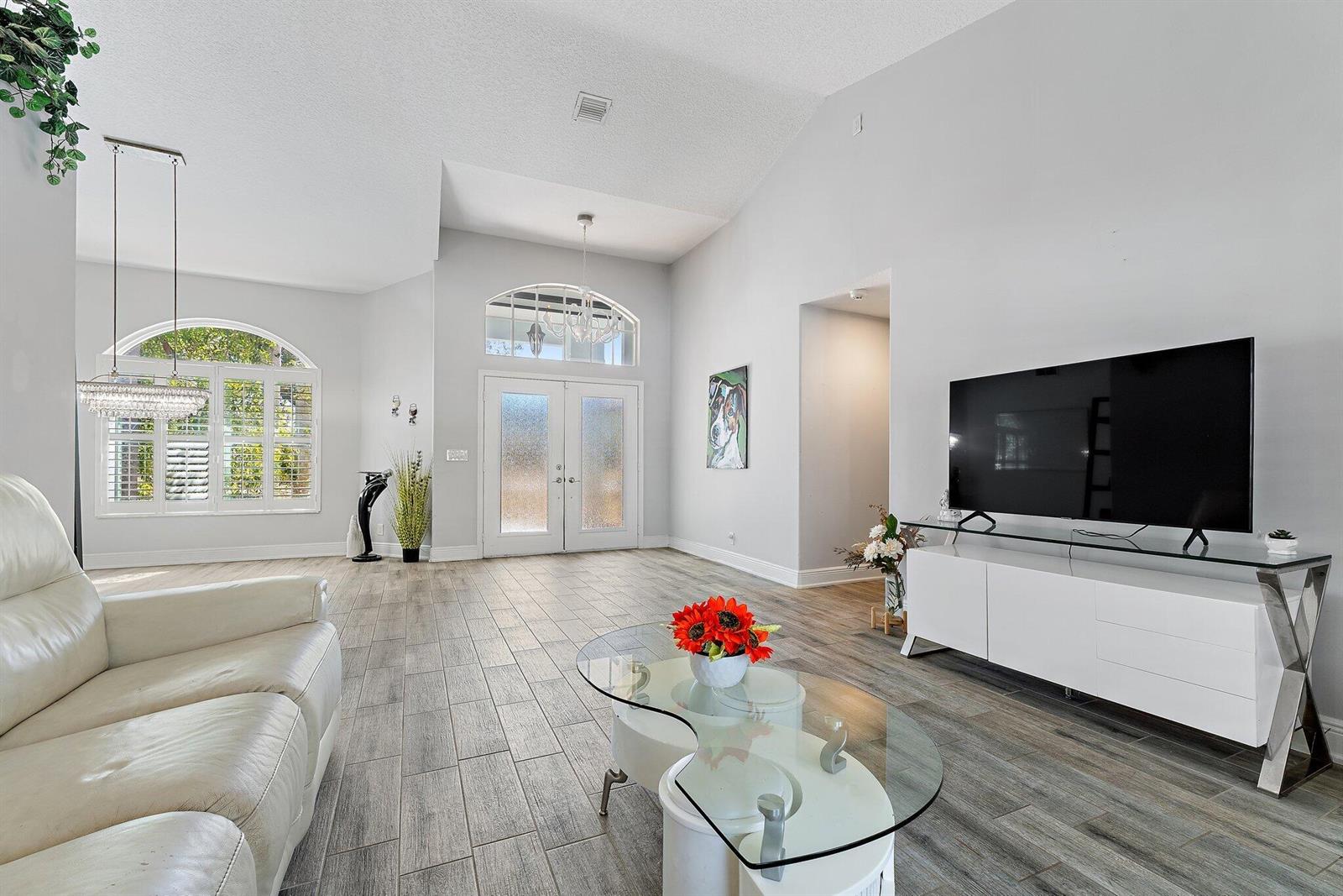 Ver detalles 13033 3 / 2 2374 sq. ft. $ 2026-06-09 0 foto