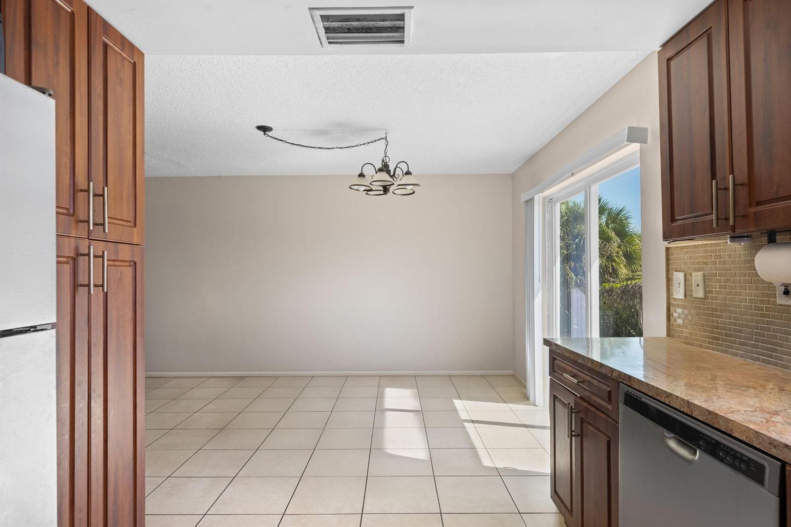 Подробнее / 0 2503 кв.футов $ 2026-06-21 0 Фото