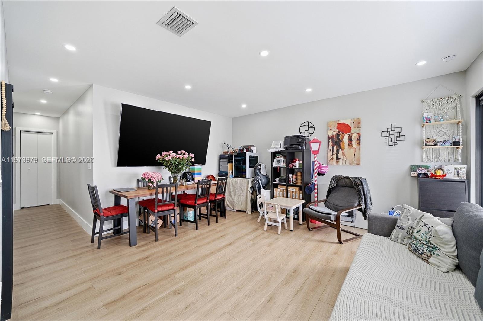   /  1686 кв.футов $ 2026-02-28 0 Фото