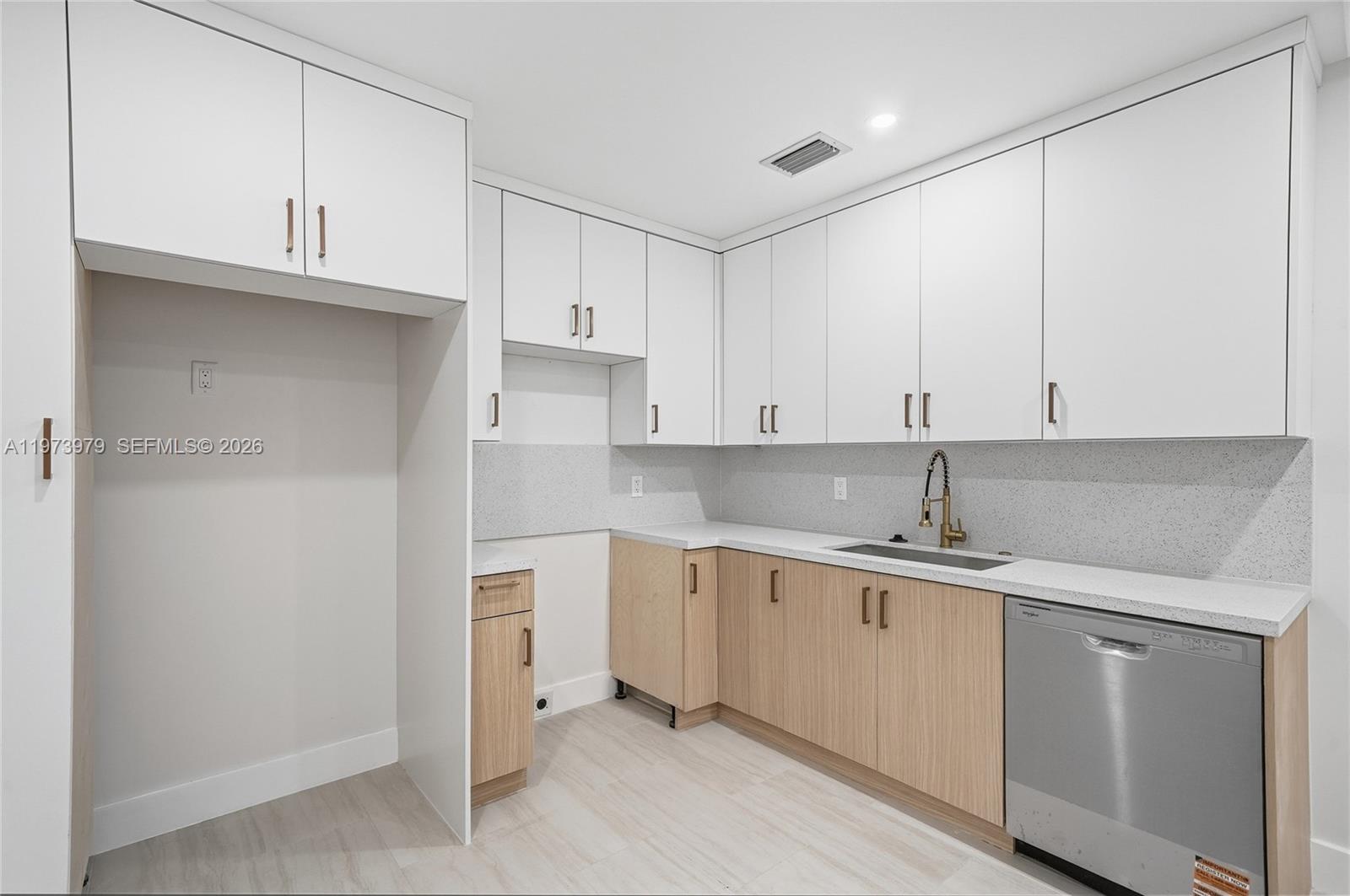   /  1686 кв.футов $ 2026-02-28 0 Фото