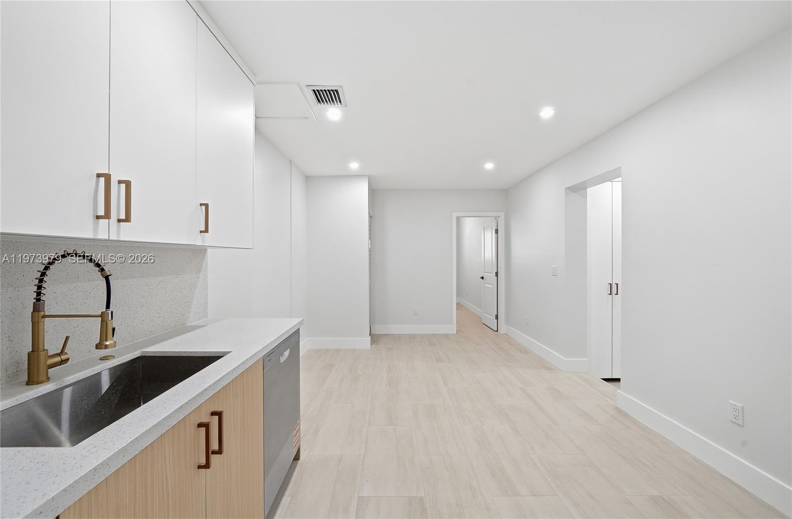   /  1686 кв.футов $ 2026-02-28 0 Фото