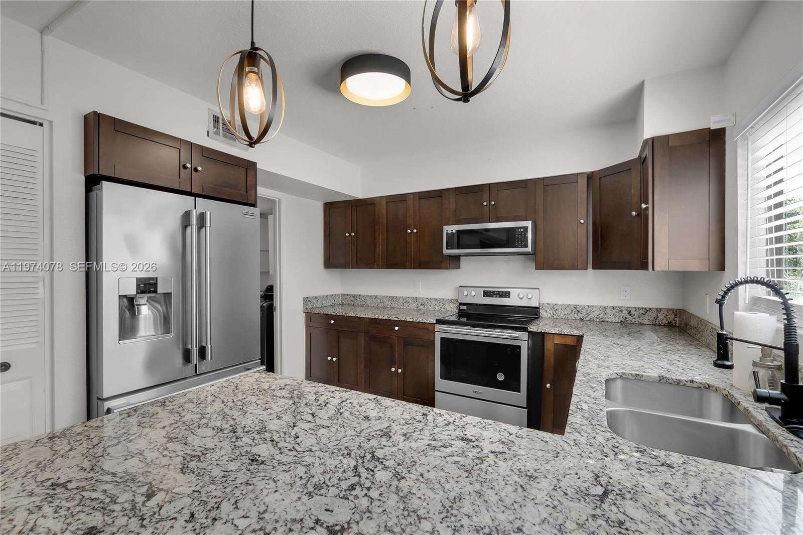 Подробнее 1550 3 / 3 1551 кв.футов $ 2026-03-01 0 Фото