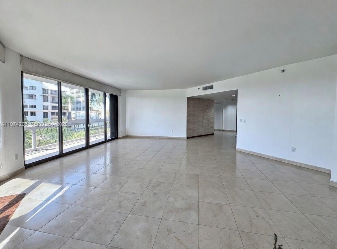 606 3 / 3 2040 sq. ft. $ 2026-03-01 0 Photo