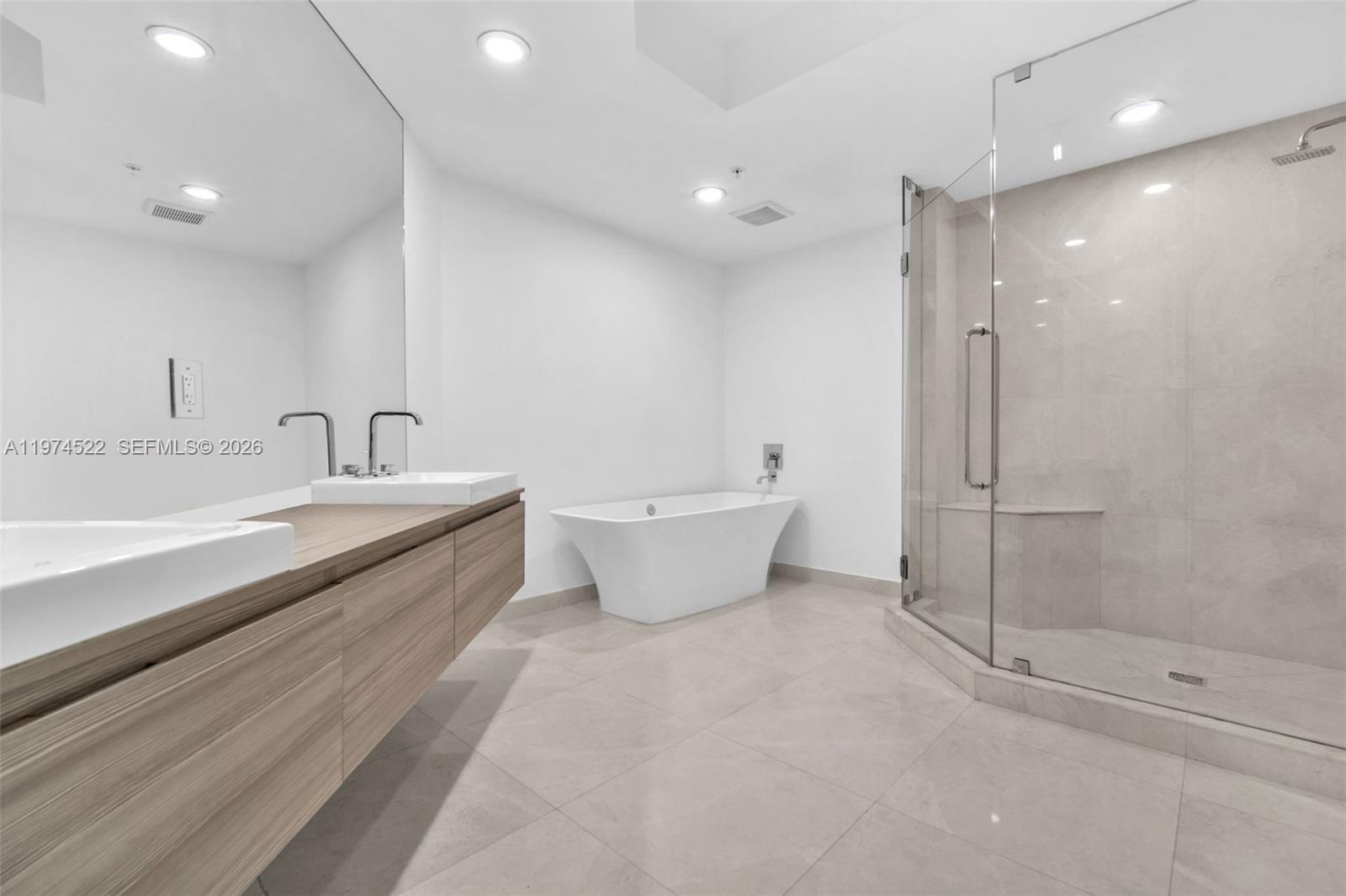 Photo of 17111 Biscayne Blvd #411, North Miami Beach, Florida, 33160 -