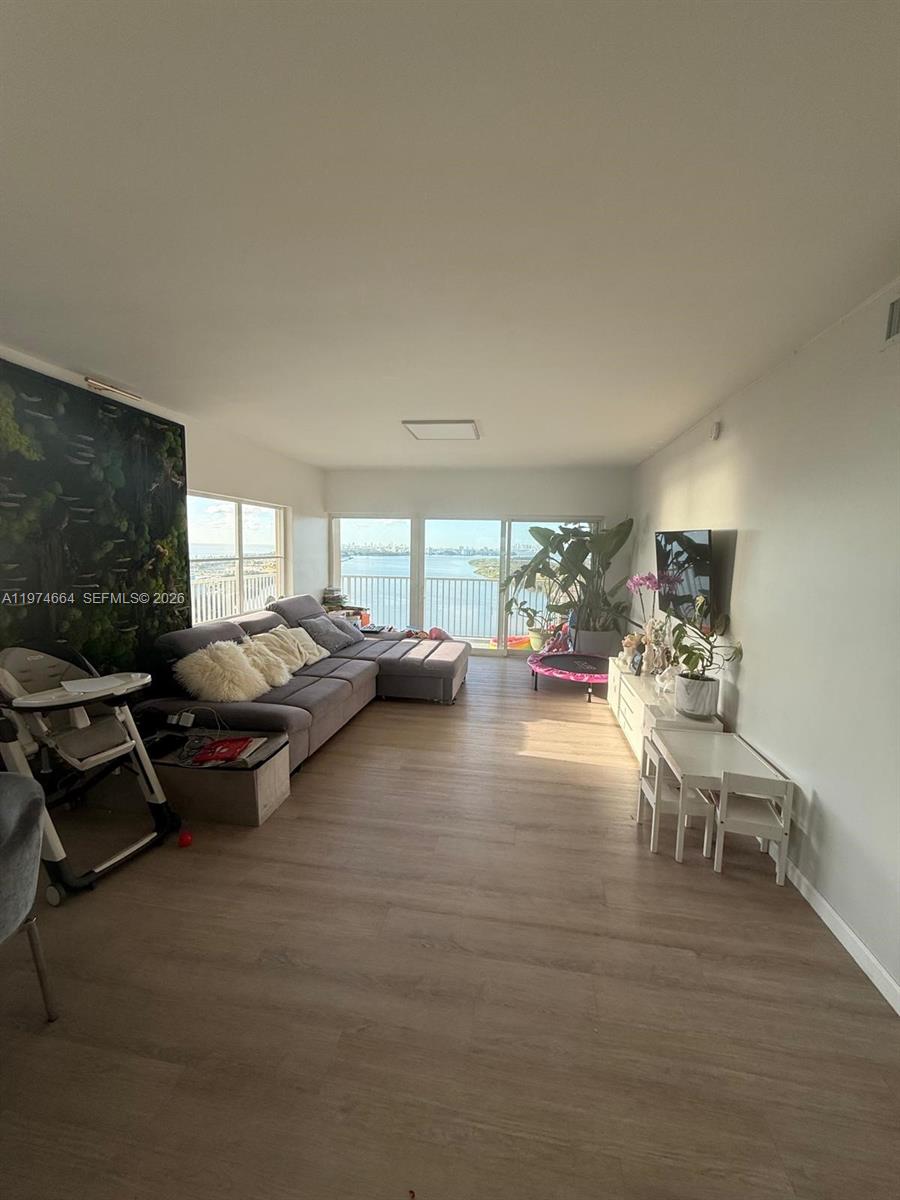 2106 3 / 3 1570 sq. ft. $ 2026-03-02 0 foto