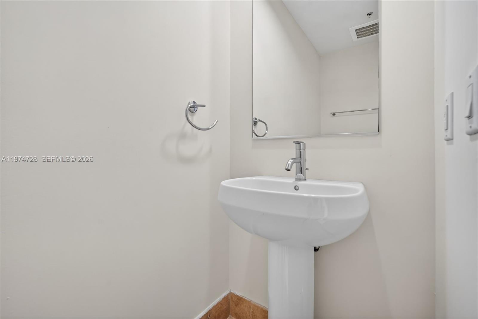 2008 1 / 2 881 sq. ft. $ 2026-03-02 0 foto