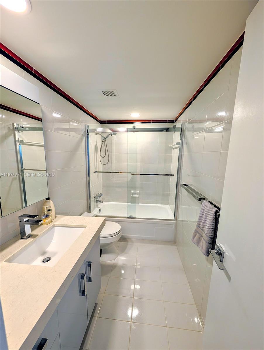 Photo of 3161 Ocean Dr  #1405, Hallandale Beach, Florida, 33009 - Bathroom 1