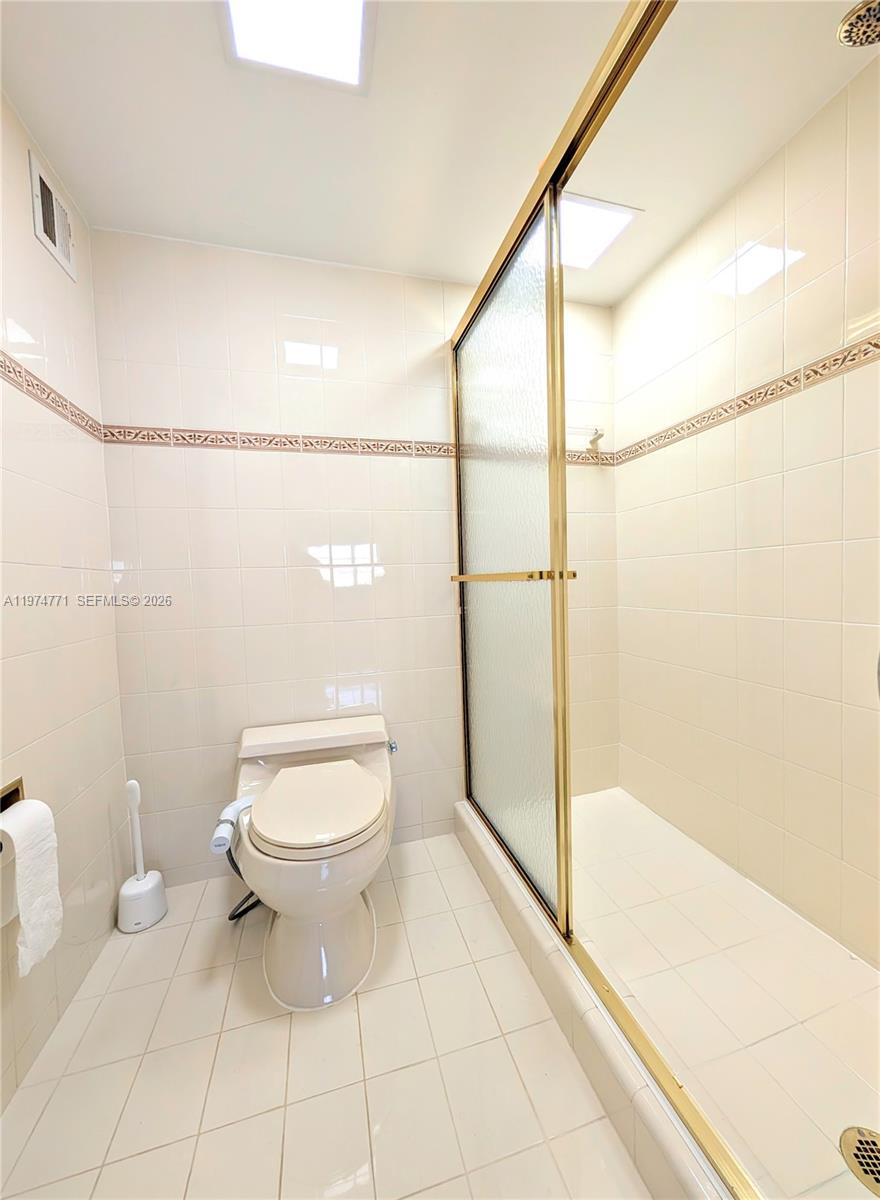 Photo of 3161 Ocean Dr  #1405, Hallandale Beach, Florida, 33009 - Bathroom 2