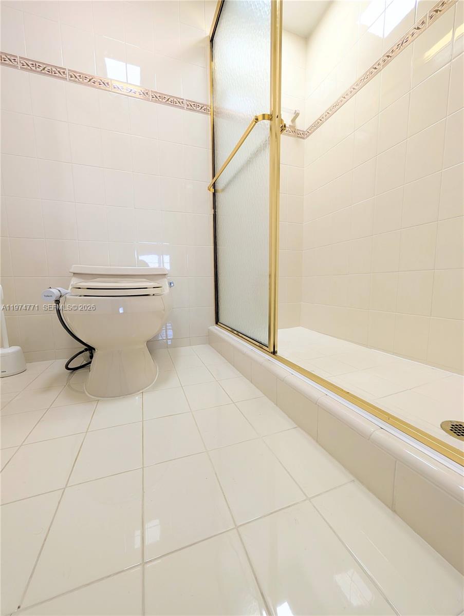 Photo of 3161 Ocean Dr  #1405, Hallandale Beach, Florida, 33009 - Bathroom 2