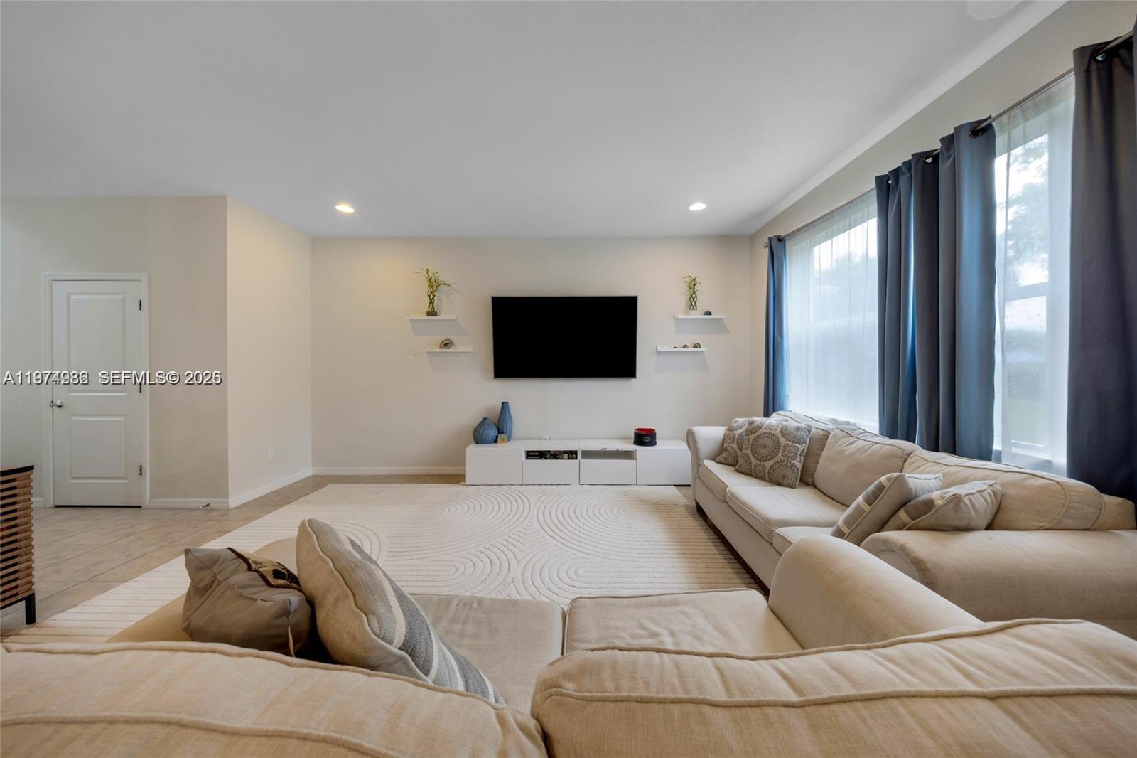 932 3 / 3 1881 sq. ft. $ 2026-03-02 0 Photo