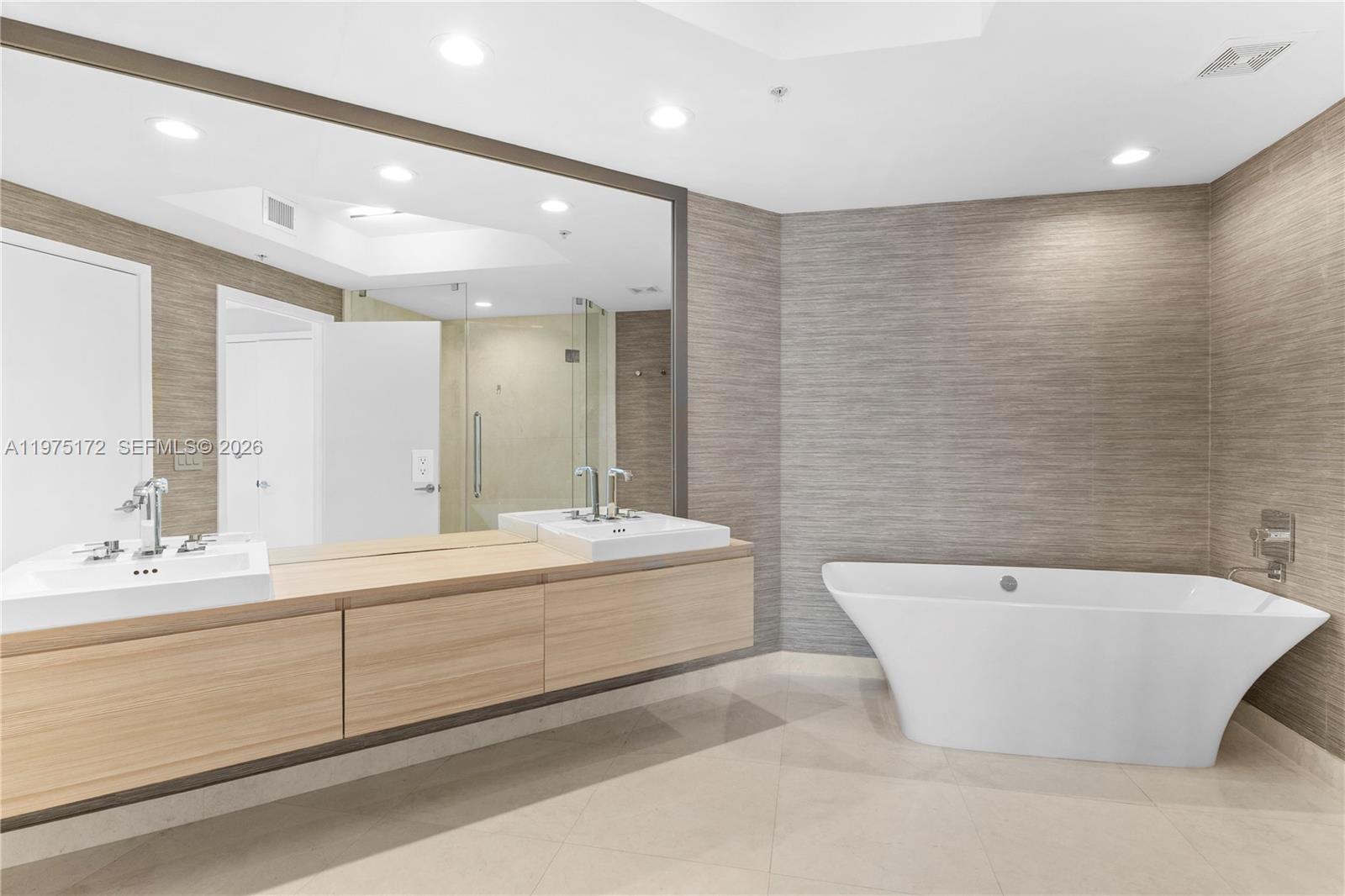 Photo of 17301 Biscayne Blvd #611, North Miami Beach, Florida, 33160 -