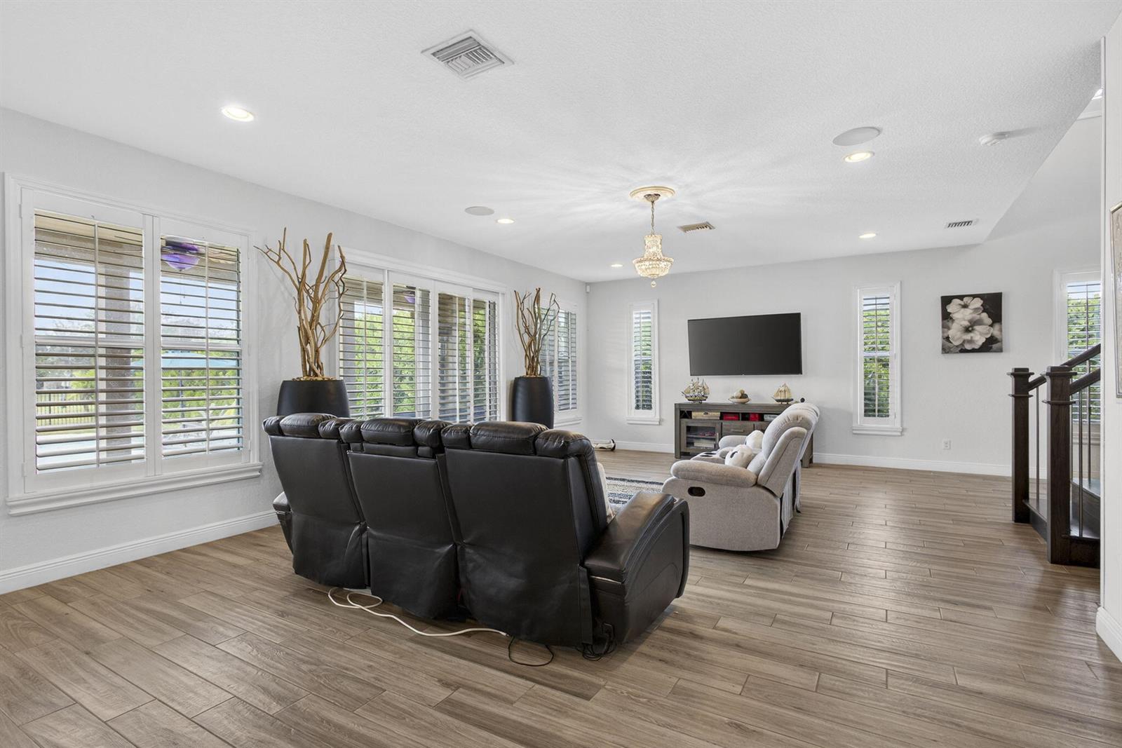 Ver detalles 929 4 / 3181 sq. ft. $ 2026-05-06 0 foto