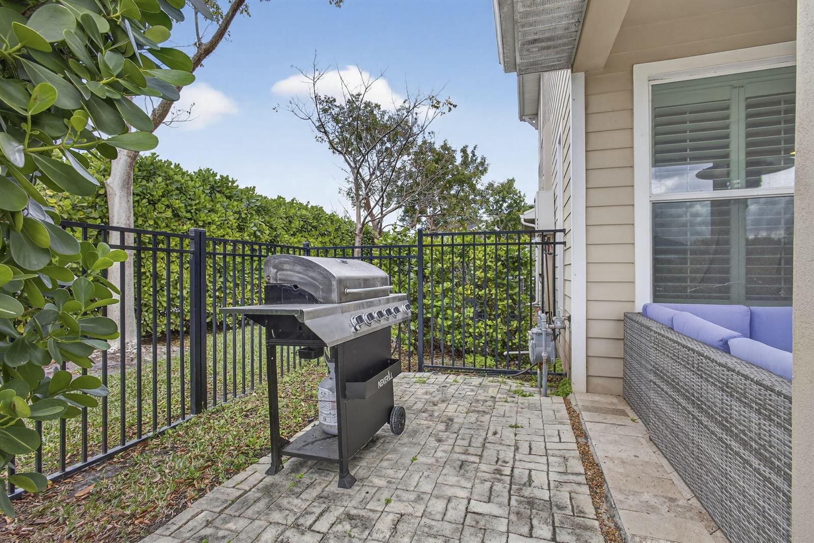 Ver detalles 929 4 / 3181 sq. ft. $ 2026-05-06 0 foto