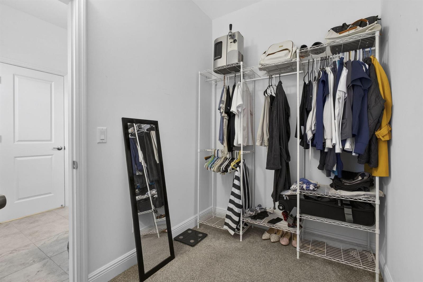 Ver detalles 929 4 / 3181 sq. ft. $ 2026-05-06 0 foto