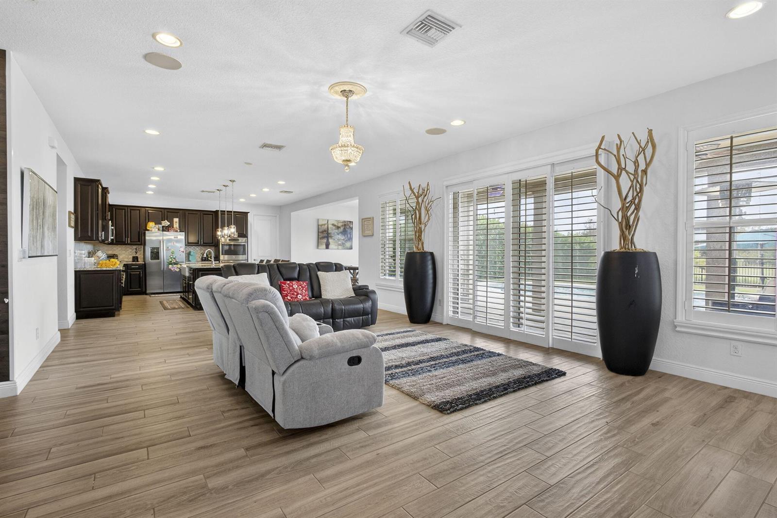 Ver detalles 929 4 / 3181 sq. ft. $ 2026-05-06 0 foto