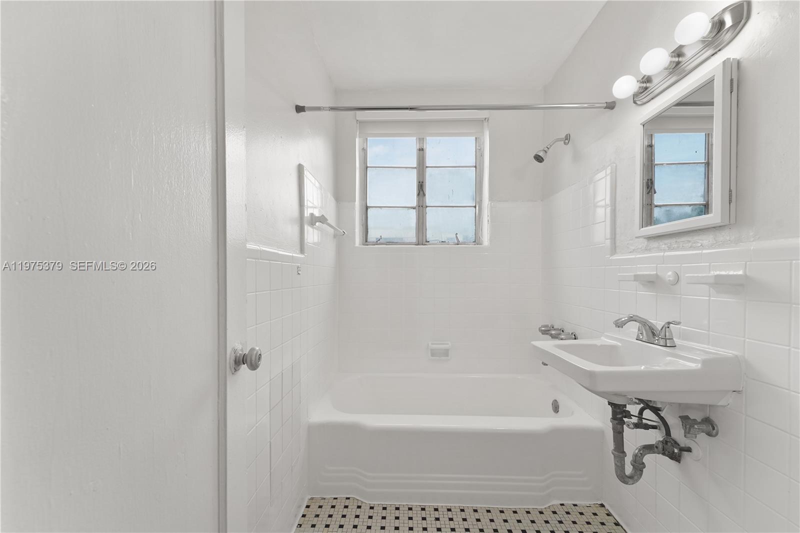   /   кв.футов $ 2026-03-03 0 Фото