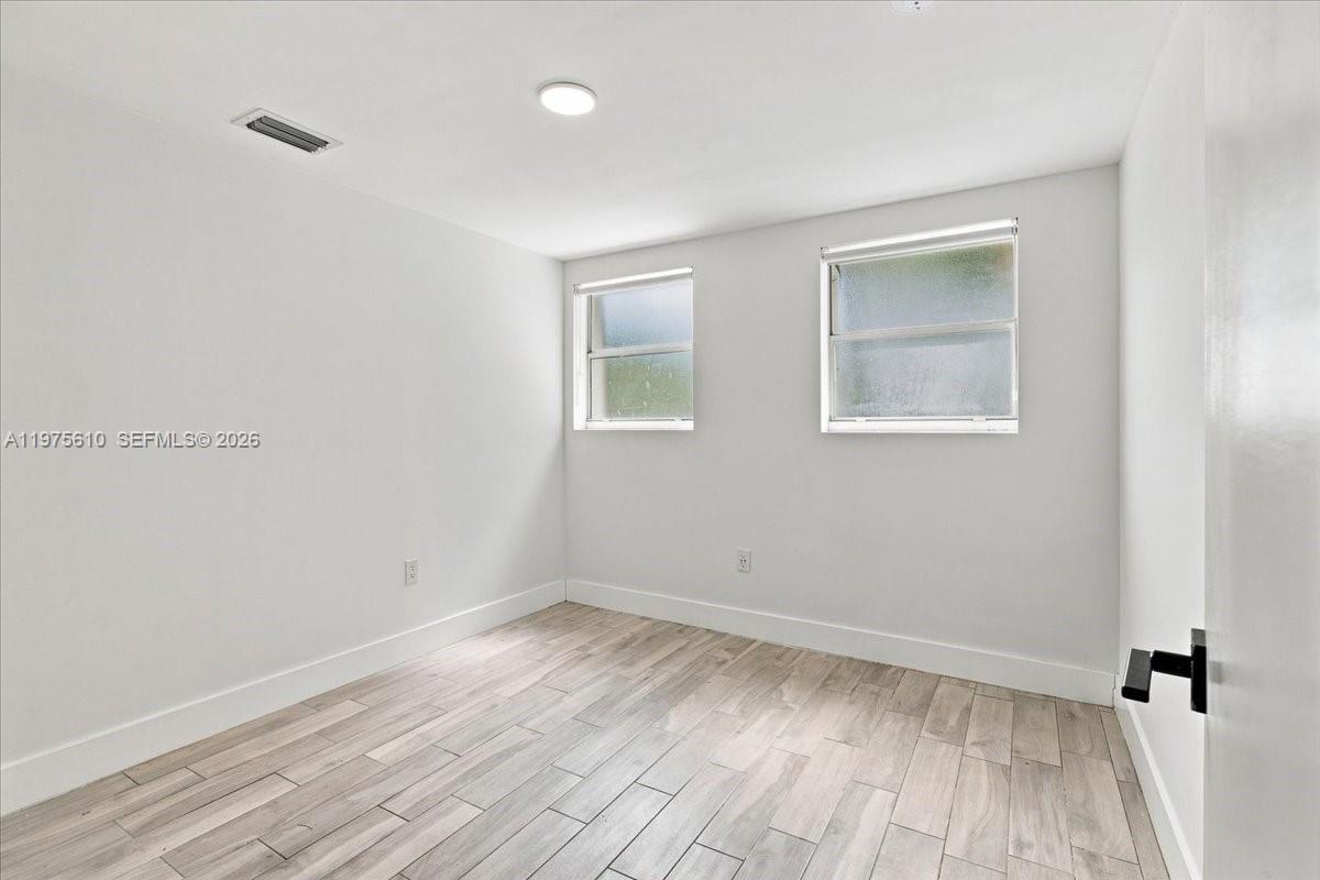   /   кв.футов $ 2026-08-11 0 Фото