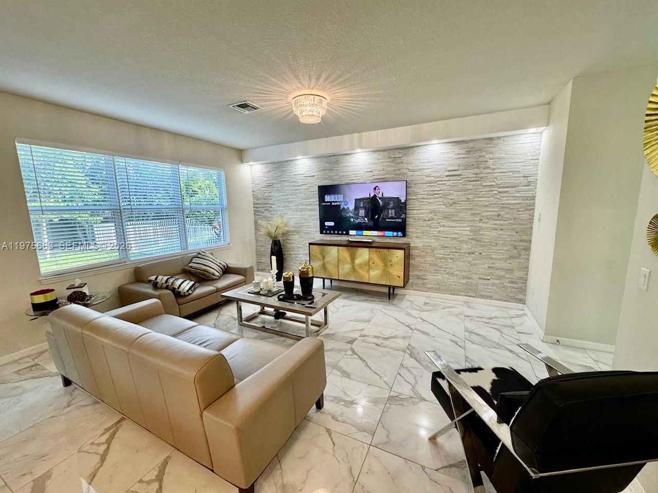 4334 3 / 3 1998 sq. ft. $ 2026-03-03 0 foto