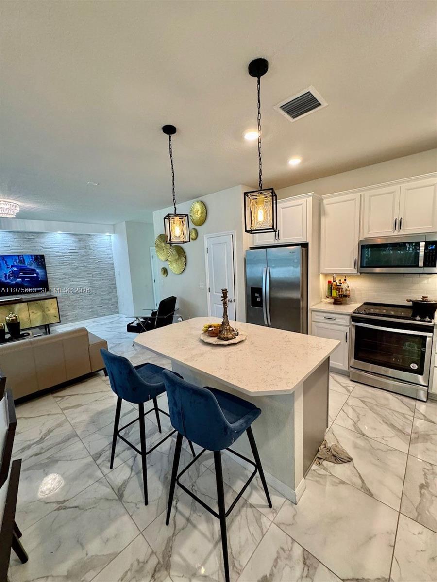 4334 3 / 3 1998 sq. ft. $ 2026-03-03 0 foto