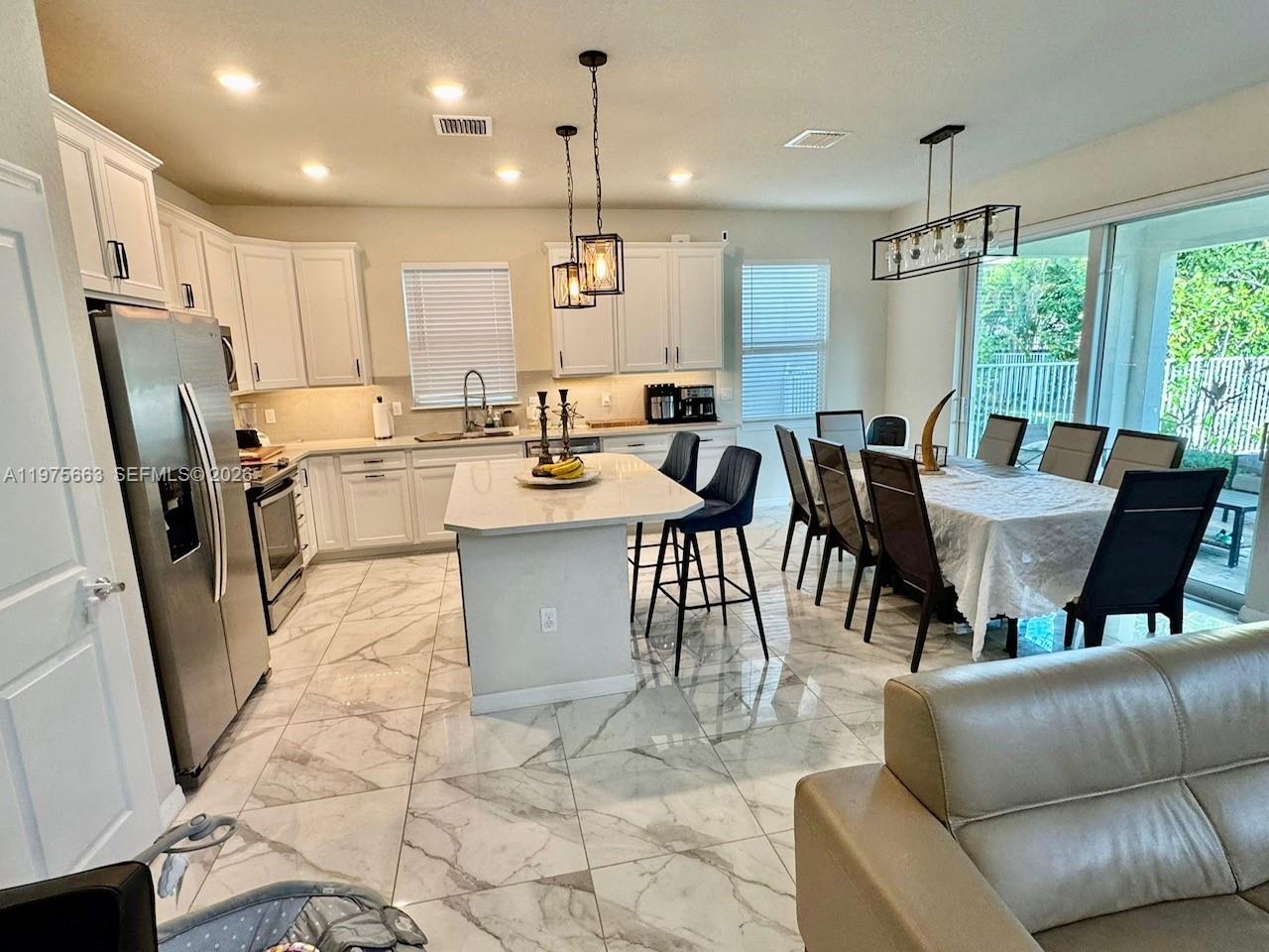 4334 3 / 3 1998 sq. ft. $ 2026-03-03 0 foto