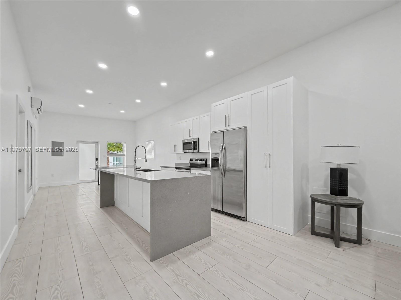   /  4151 кв.футов $ 2026-03-03 0 Фото