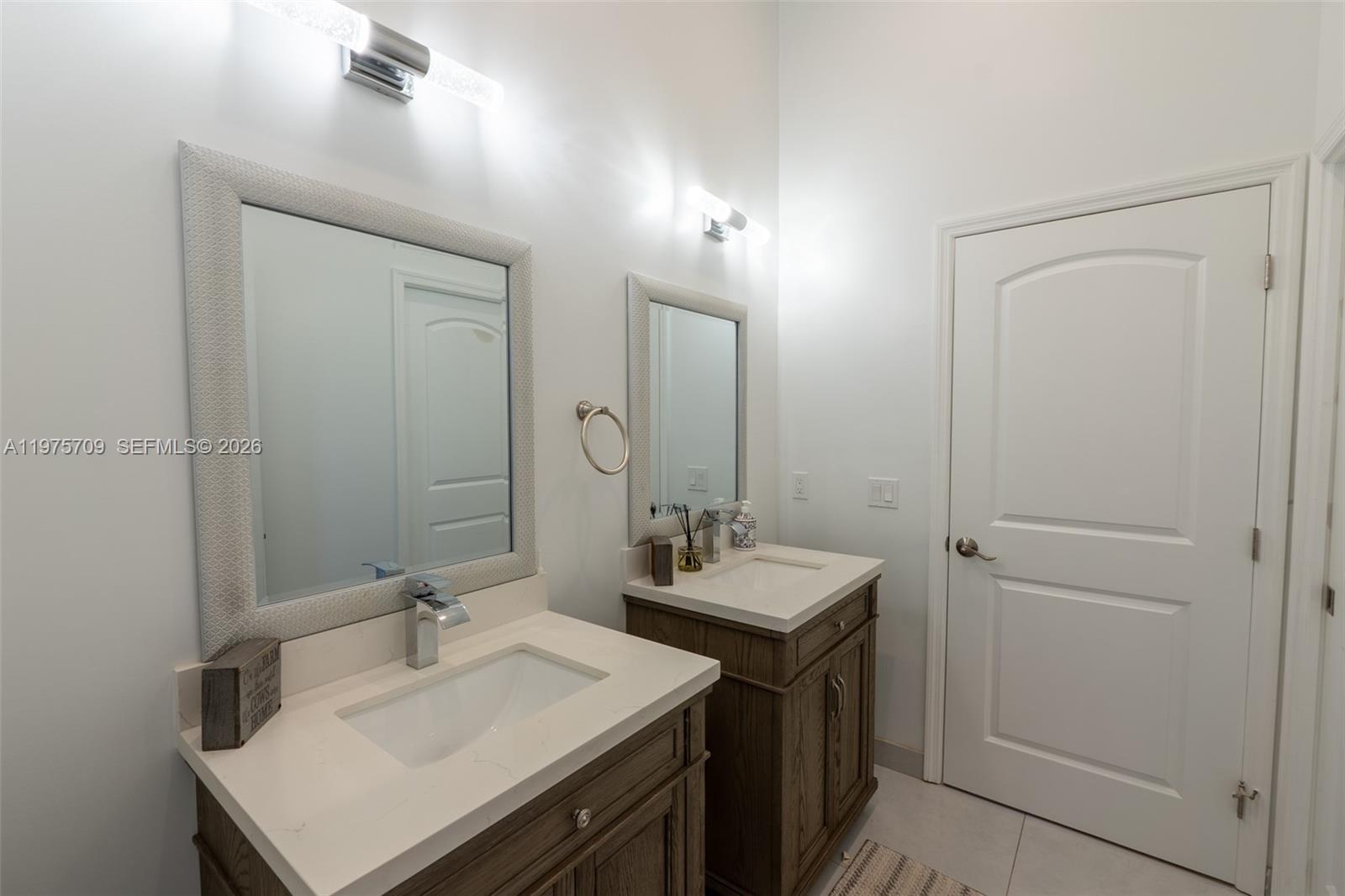   /   кв.футов $ 2026-03-03 0 Фото