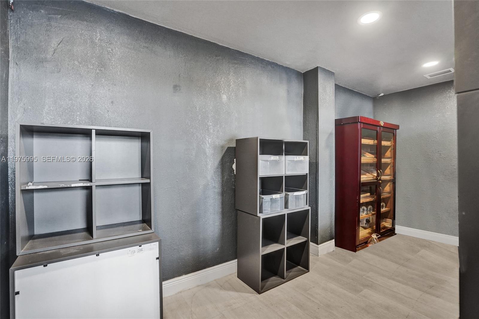   /   кв.футов $ 2026-03-03 0 Фото