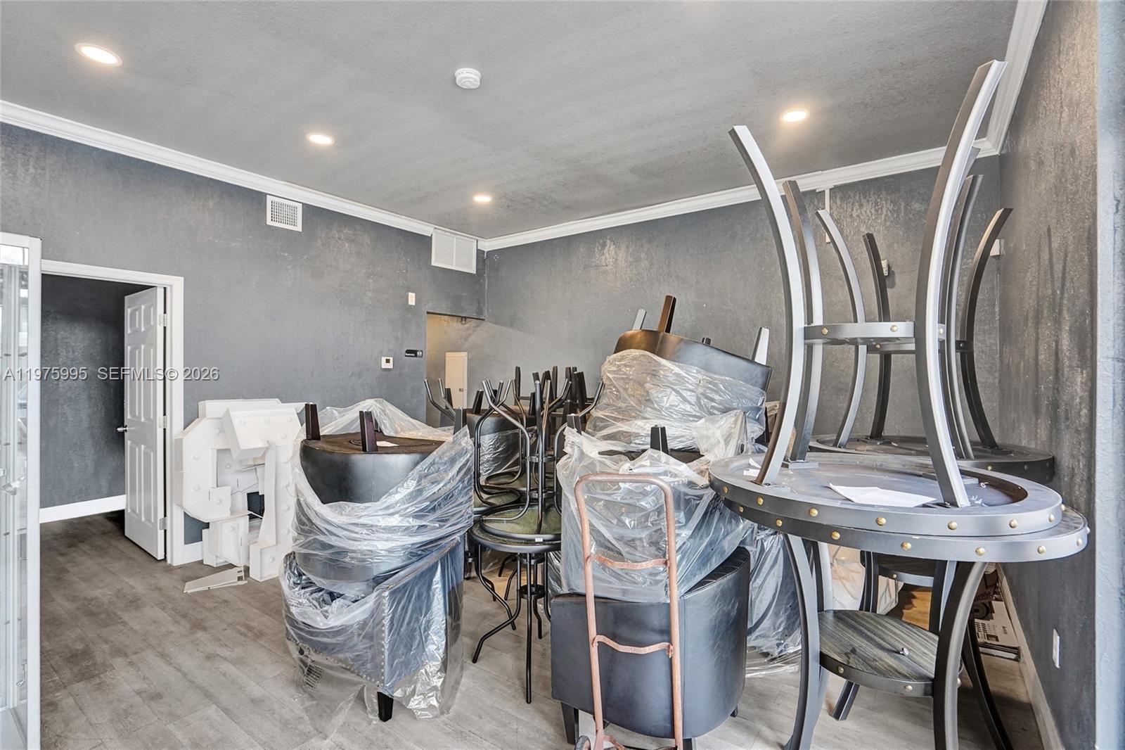   /   кв.футов $ 2026-03-03 0 Фото