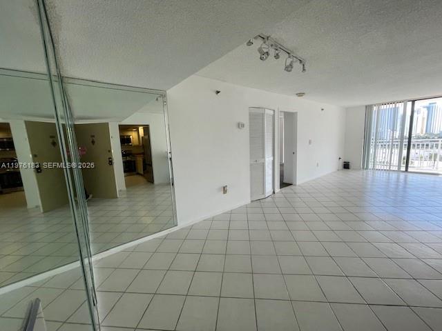 1006 2 / 2 1232 кв.футов $ 2026-04-06 0 Фото