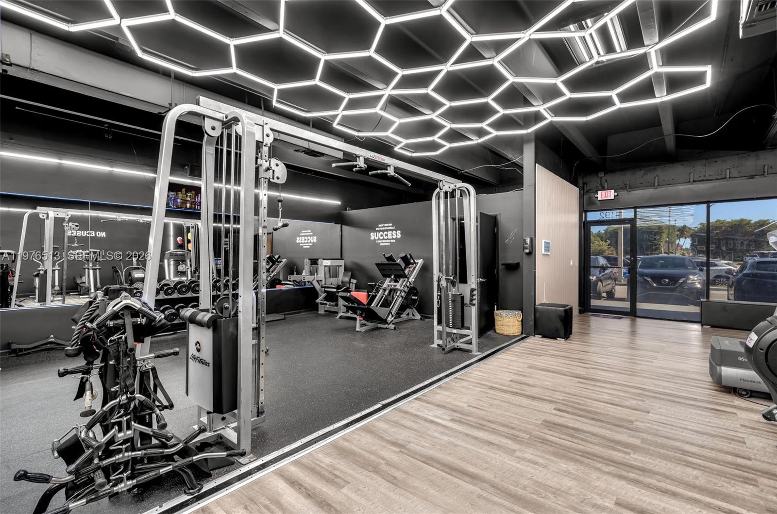   /   кв.футов $ 2026-03-04 0 Фото