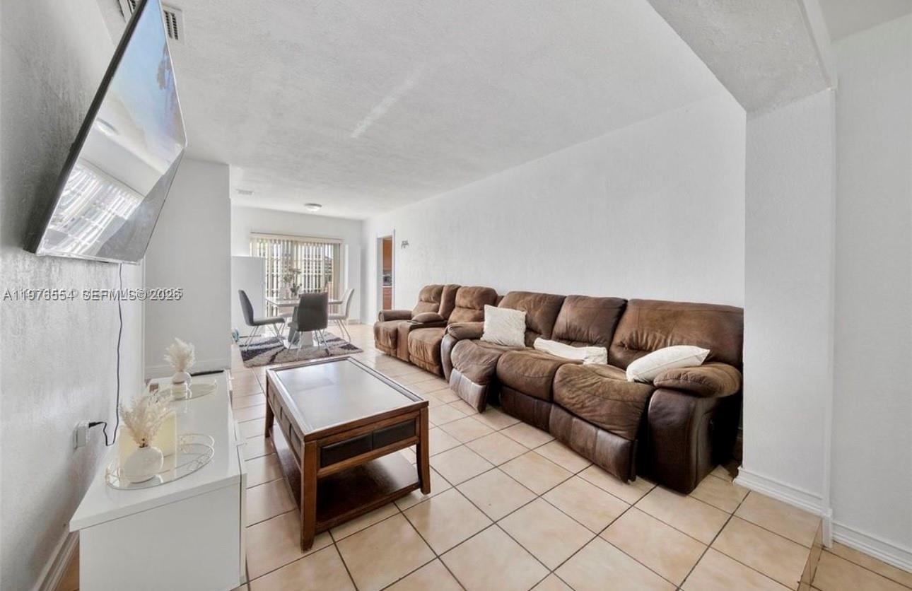 5300 3 / 2 1196 sq. ft. $ 2026-03-04 0 foto