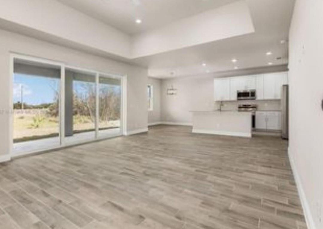 Подробнее 321 3 / 2 1688 кв.футов $ 2026-06-02 0 Фото