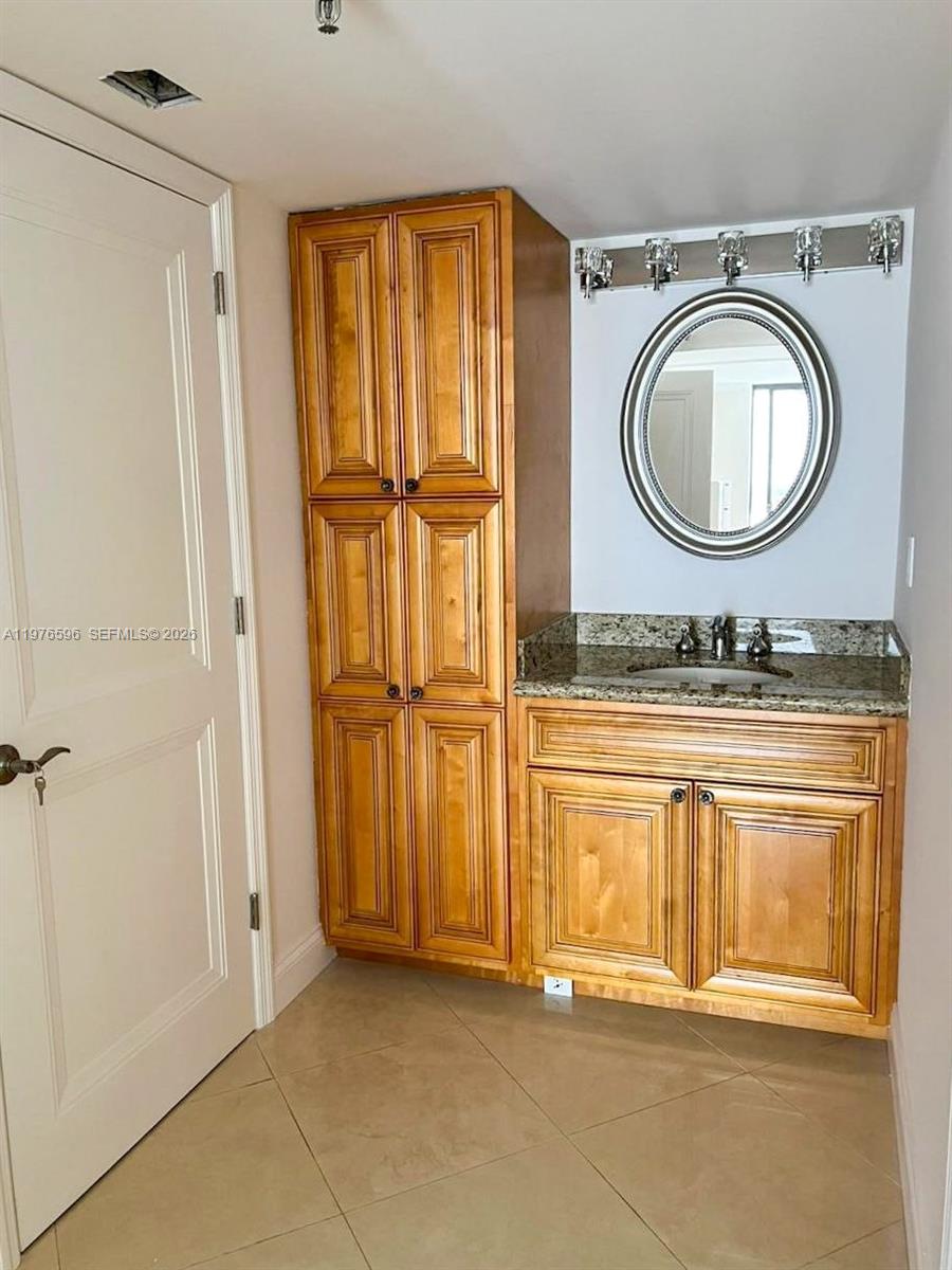 902 1 / 2 1240 кв.футов $ 2026-03-04 0 Фото