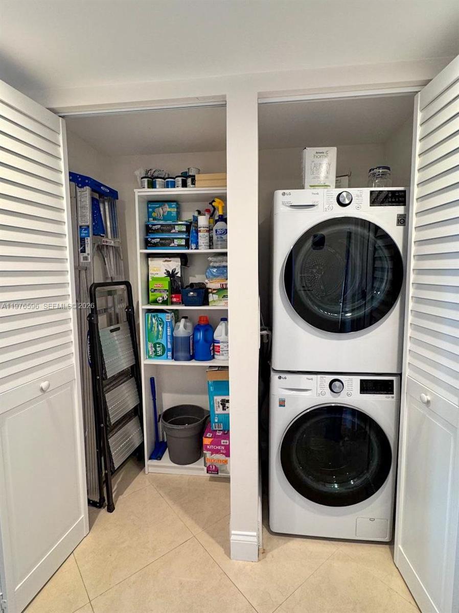 902 1 / 2 1240 кв.футов $ 2026-03-04 0 Фото