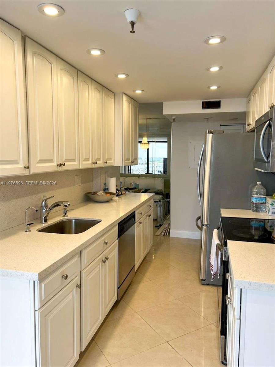 902 1 / 2 1240 кв.футов $ 2026-03-04 0 Фото