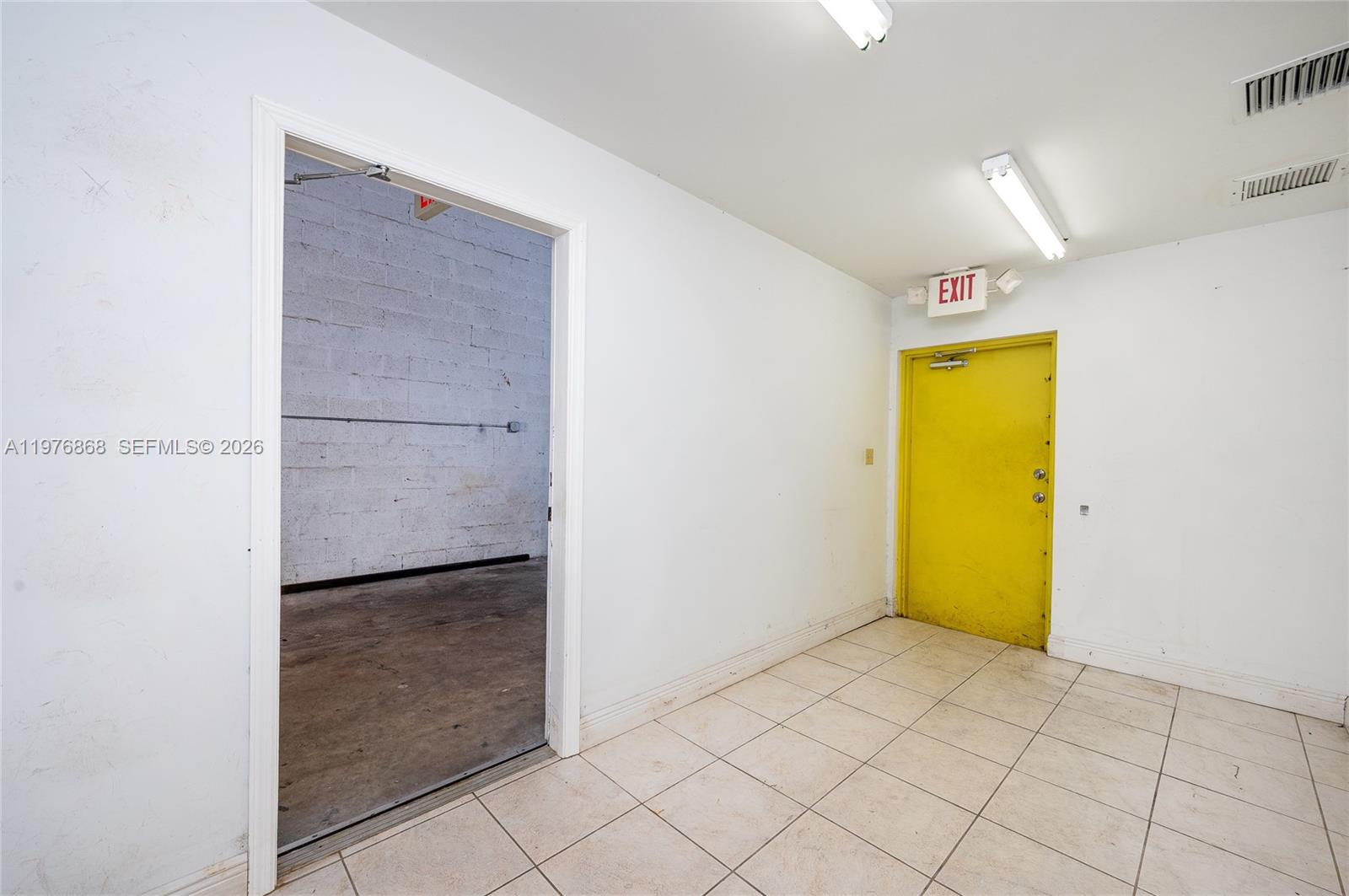 J  /   кв.футов $ 2026-03-04 0 Фото