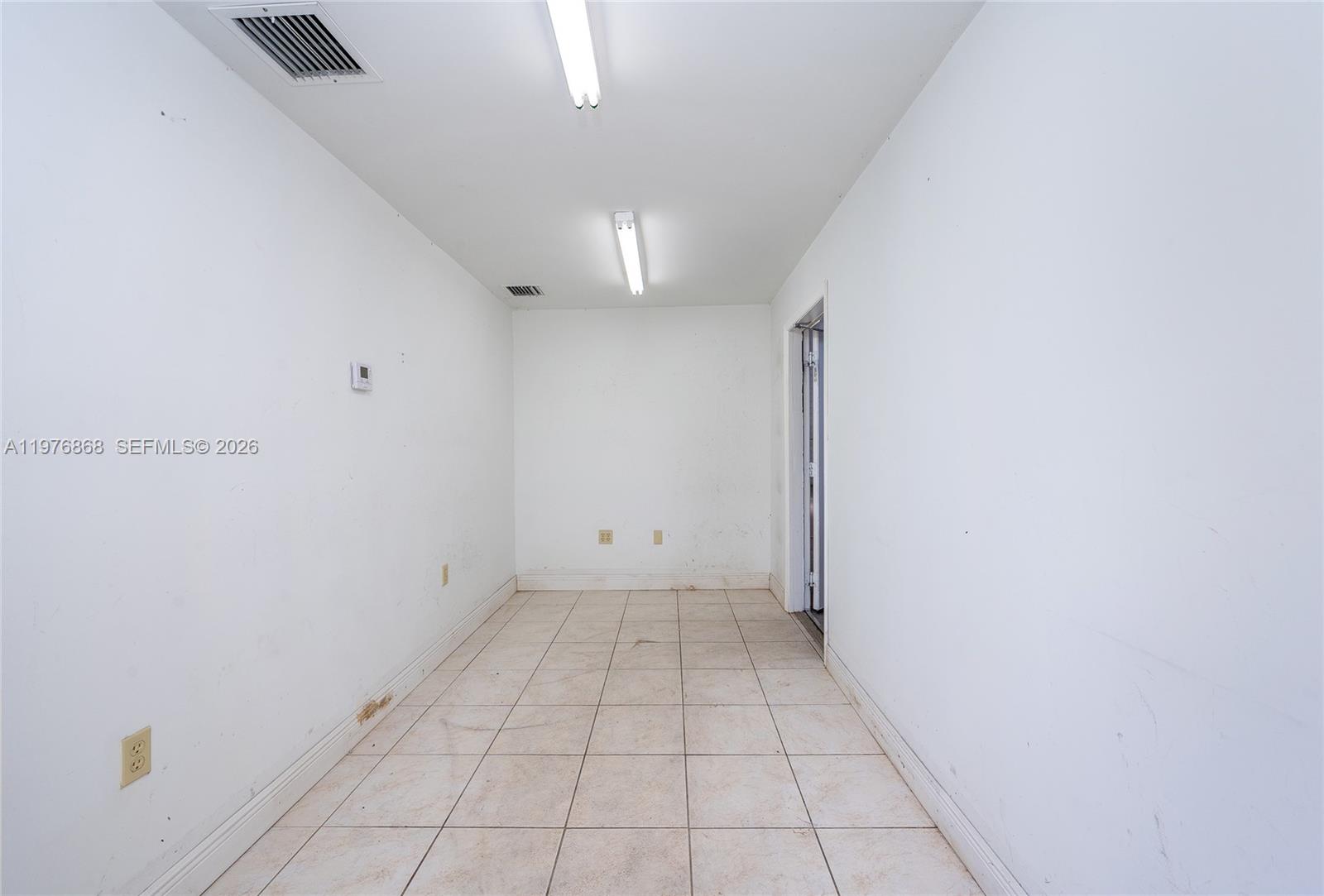 J  /   кв.футов $ 2026-03-04 0 Фото